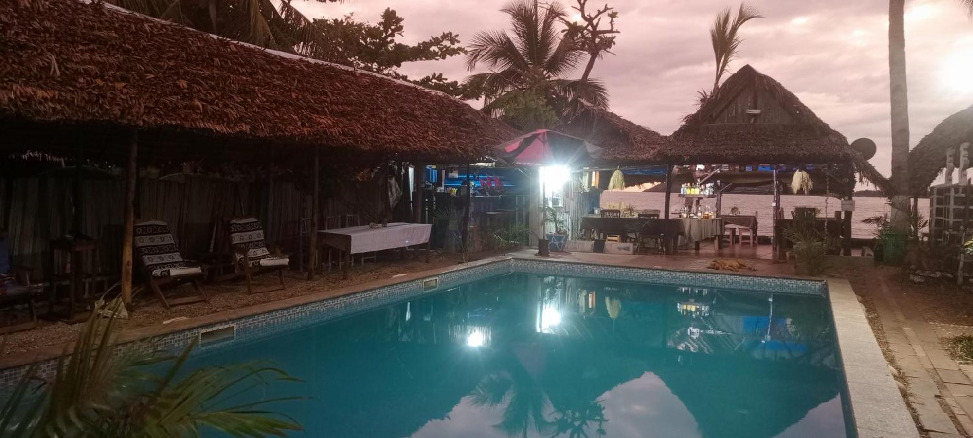 Piscine Bimoko Hotel นูซีเบ ภายนอก รูปภาพ